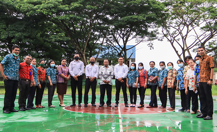 FOTO | Foto bersama antara pihak Manajemen Grand Mozza Timika dengan pihak SMK Tunas Bangsa. (Foto: Ist/SP)
