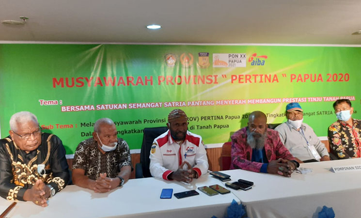 KETERANGAN PERS | Ketua Pengprov Pertina Terpilih Ricky Ham Pagawak ketika memberikan keterangan pers usai terpilih Ketum Pertina Papua. (Foto: Vidi)