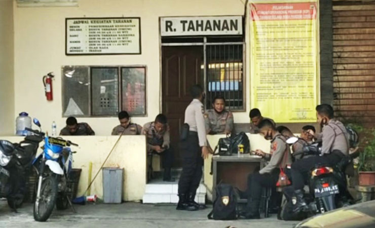 BERJAGA | Sejumlah personel Polres Jayapura Kota saat melakukan penjagaan di depan ruang tahanan. (Foto: Fnd)