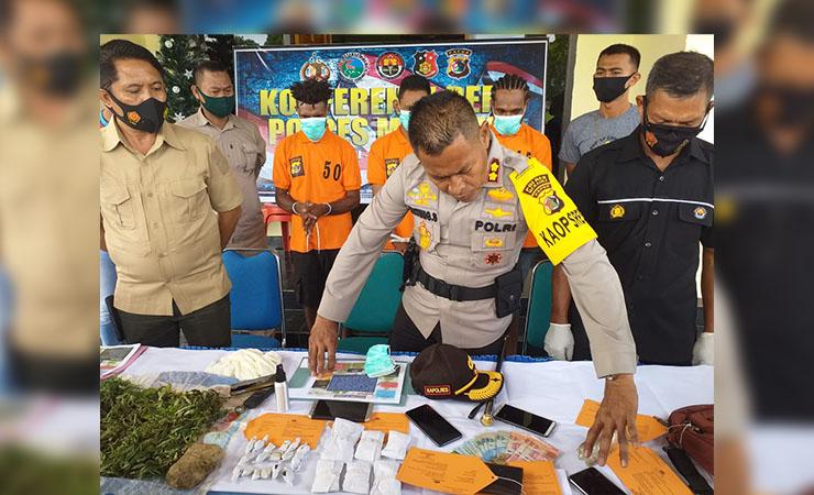 KONPRES | Polres Merauke menggelar menunjukan barang bukti kepada media. Foto: M.Abdu/SP