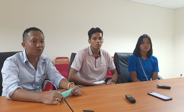 KETERANGAN PERS | Chico dan Ester Wardoyo didampingi Wasek KONI Rahmad Marimbun ketika memberikan keterangan pers. (Foto: Vidi/SP)