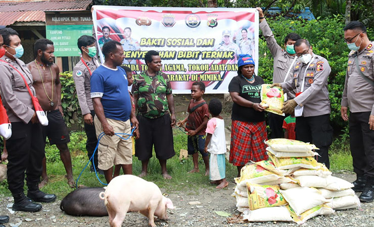 BANTUAN | Penyerahan bantuan dari Binmas Noken Polri kepada kelompok tani binaan. (Foto: Ist/SP)