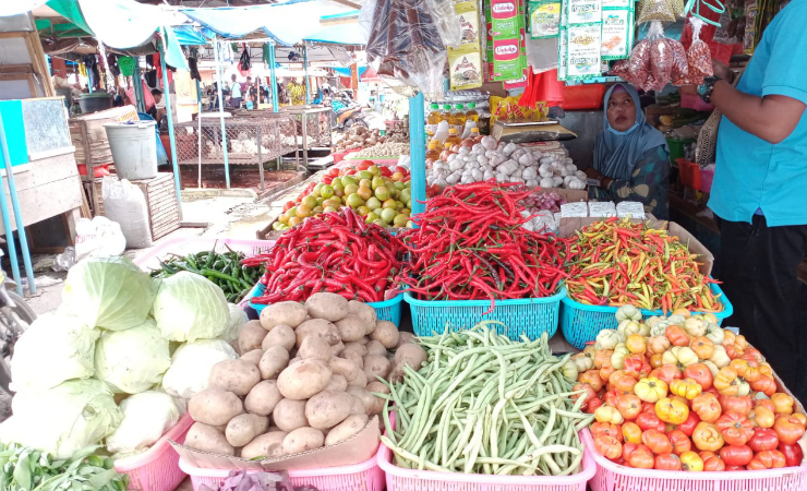 JUAL | Aneka Bumbu dan sayuran yang dijual di Pasar Sentral Mimika. (Foto: Kristin Rejang/SP)