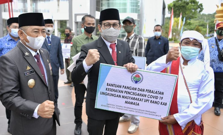 Mendes PDTT, Abdul Halim Iskandar memberikan bantuan kepada warga di Mamasa, Sulawesi Barat. (Foto: Ist)