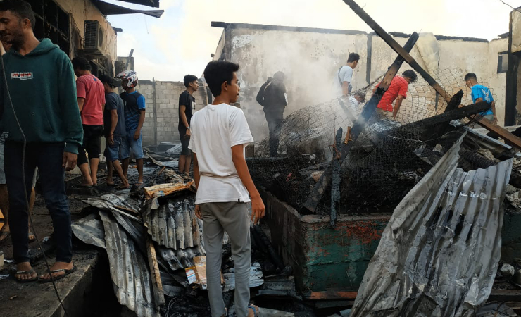 HANGUS | Rumah petakan milik Jamaluddin Colle hangus terbakar, yang merupakan pertama kali sumber api berasal. (Foto: Saldi/SP)