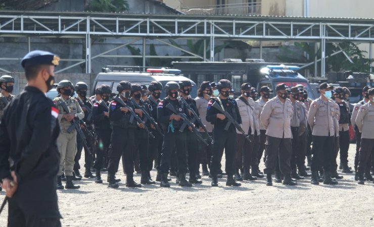 APEL | Pelaksanaan apel gabungan TNI-Polri di lapangan Timika Indah, Senin (14/12). (Foto: Ist/SP)