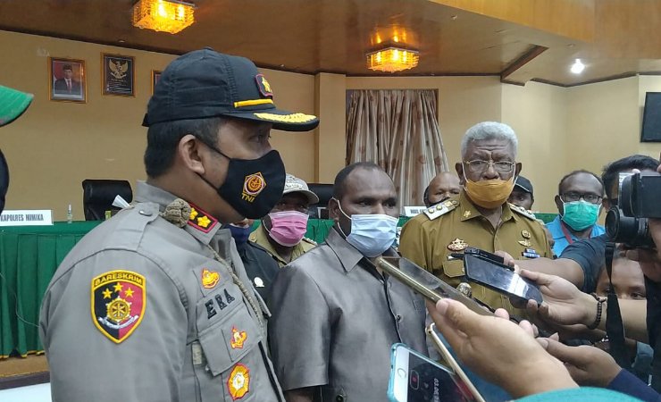 Kapolres Mimika AKBP I Gusti Gde Era Adhinata didampingi Ketua DPRD Mimika Robby Omaleng dan Wakil Bupati Johannes Rettob memberikan keterangan kepada wartawan. (Foto: Anya Fatma/SP)