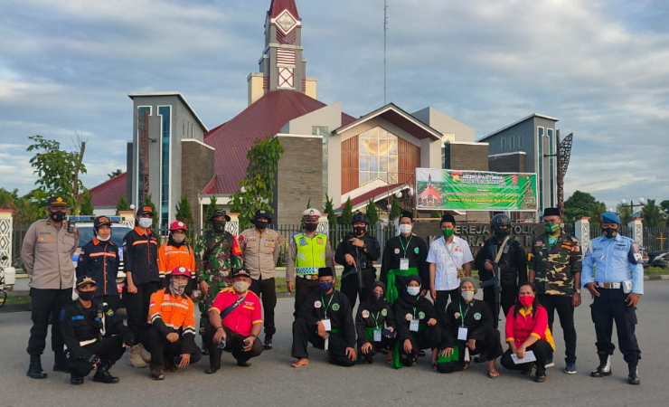 FOTO BERSAMA | Aparat TNI - Polri dan para relawan lintas agama dan ormas foto bersama saat pengamanan di depan Geteja Katolik Tiga Raja, Kamis (24/12).