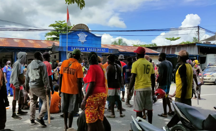 AKSI | Sekelompok warga melakukan aksi mendatangi Kantor Pelayanan Satlantas Polres Mimika menuntut kejelasan tewasnya dua orang pelajar di Timika. (Foto: Saldi)