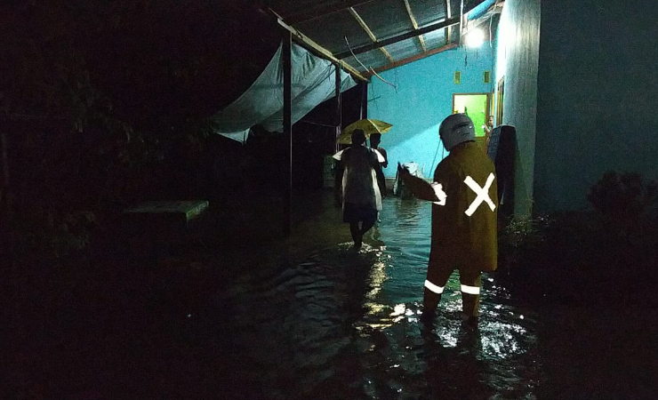 BANJIR | Luapan air yang menggenani rumah warga di Jalan Henggi. (Foto: Anya)