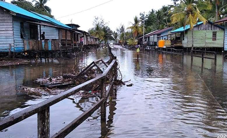 PASANG | Air pasang sebabkan rumah warga mengalami kerusakan. (Foto:Ist/SP)