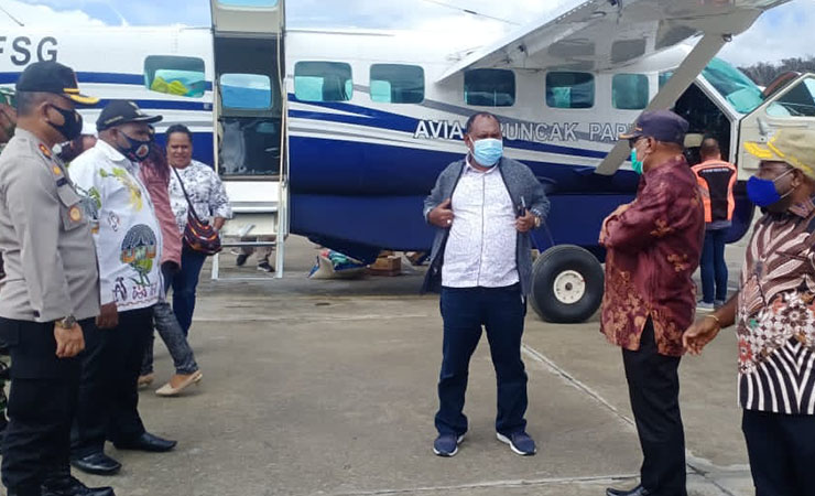 TIBA | Bupati Puncak Papua Willem Wandik didampingi Istri Ny. Elpina Wandik Kogoya saat tiba di Bandara Aminggaru. (Foto: Diskominfo Puncak)