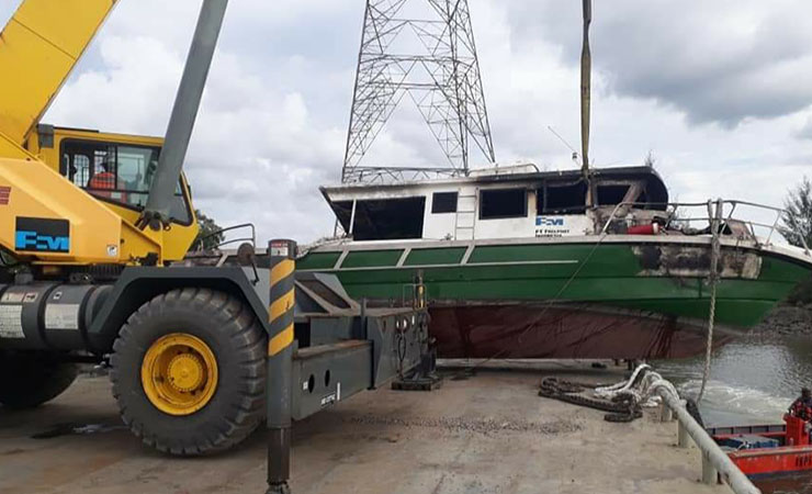 ANGKAT | Kapal Alam Papua milik Environmental PT Freeport Indonesia yang terbakar diangkat dari perairan menggunakan crane. (Foto: Ist/SP)
