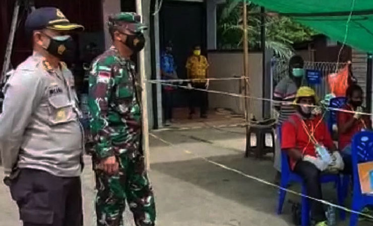 PANTAU - Kapolres dan Dandim Boven Digoel pantau pemungutan suara, Senin (28/12). (Foto: Humas Polda Papua)