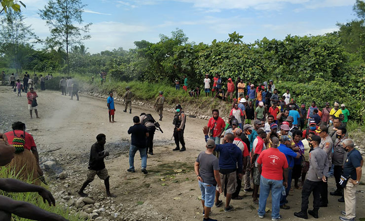 PEMALANGAN | Aksi pemalangan jalan dilakukan masyarakat 5 kampung di jalan Tambang Freeport, MP 22. (Foto: Ist/SP)