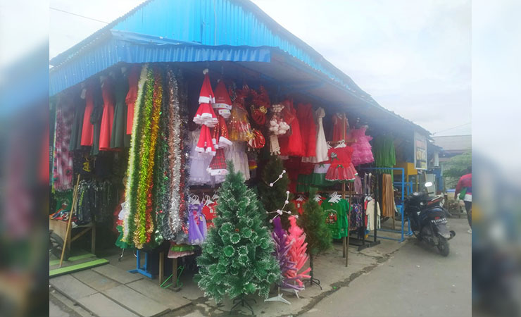 NATAL | Pedagang mulai menjual keperluan natal. (Foto: Kristin Rejang/SP)