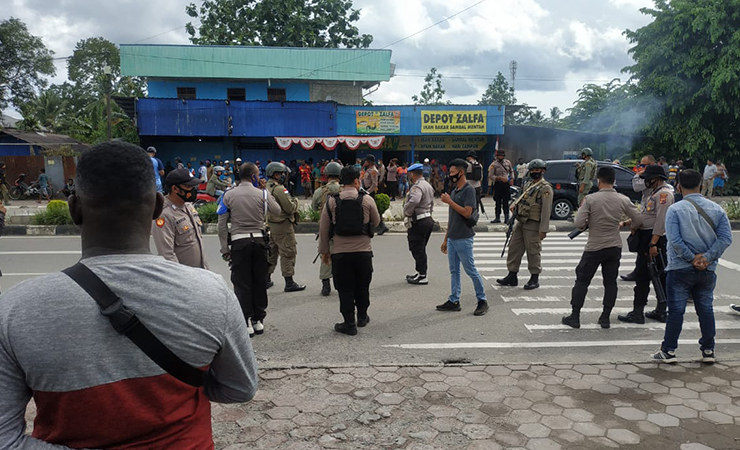 PENGAMANAN | Personel kepolisian mengamankan aksi massa di depan Kantor Pelayanan Polres Mimika. (Foto: Saldi/SP)