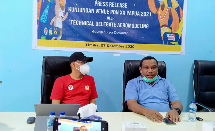 Technical Delegate Aeromodelling Agung Surya Dewanto bersama Sekretaris Sub PB PON Mimika Cessar Avianto Tunya memberikan keterangan kepada wartawan. (Foto: Anya Fatma/SP)