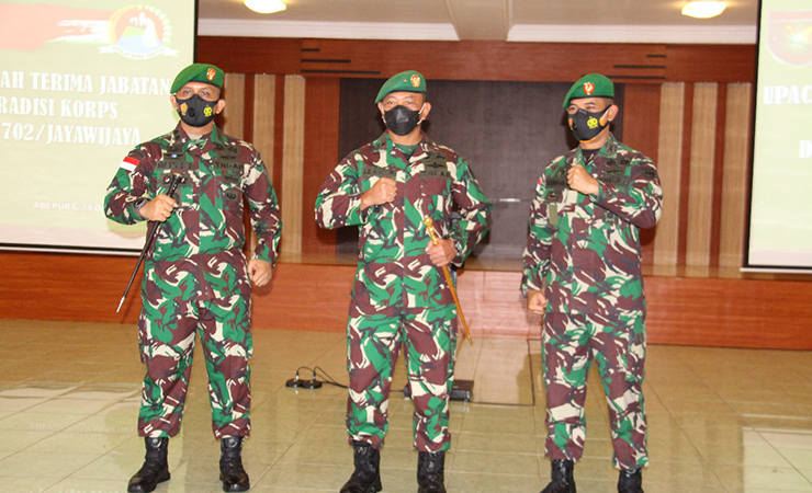 SALAM KOMANDO - Danrem 172/PWY, Brigjen TNI Izak Pangemanan bersama pejabat baru salam komando. (Foto: Fnd)