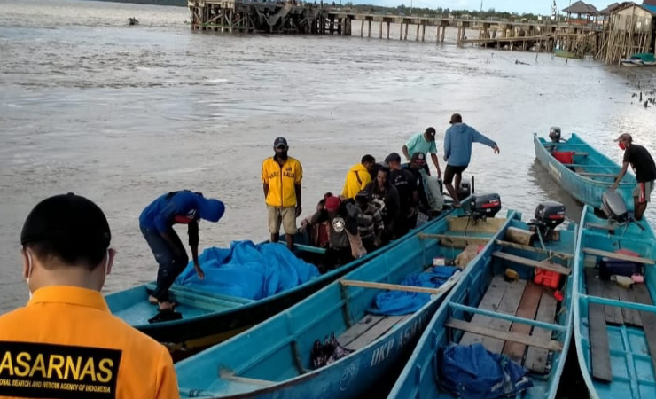 TIBA | Longboat yang dilaporkan hilang kontak dalam perjalan tiba dengan selamat di Asmat bersama 14 penumpangnya. (Foto: Humas Kantor Pencarian dan Pertolongan Timika)
