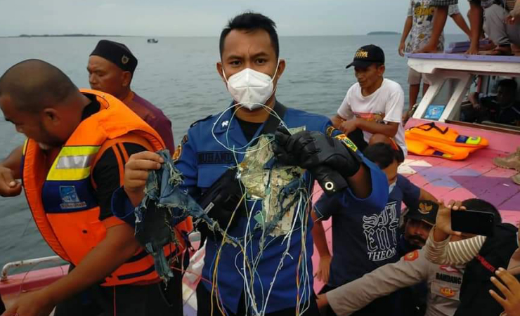 Kabel yang ditemukan petugas di perairan Pulau Kaki, Kepuluan Seribu diduga milik Sriwijaya Air. (Foto: Ist)