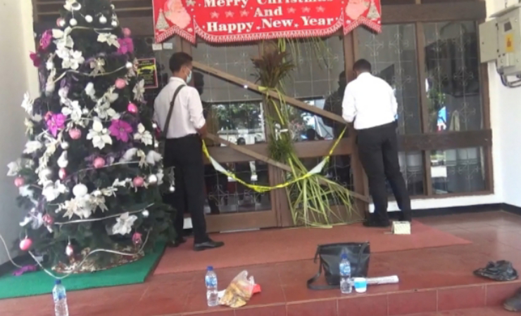 PALANG | Pintu kantor DPRD Merauke yang dipalang pemilik hak ulayat. (Foto: M. Dul)