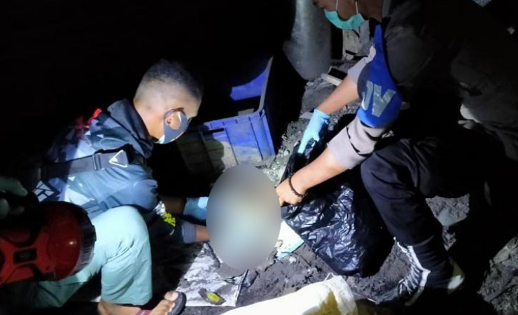 OLAH TKP | Polisi melakukan olah TKP penemuan mayat bayi sebelum dibawa ke Kamar Jenazah RS Madi. (Foto: Humas Polda Papua)