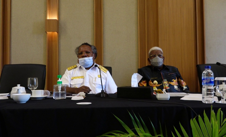 KONPERS | Bupati Mimika, Eltinus Omalang (kiri) dalam konferensi pers di Grand Mozza Timika didampingi Wakil Bupati, Johannes Rettob