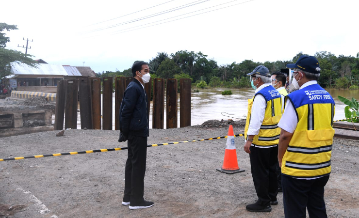 Presiden RI Joko Widodo meninjau lokasi terdampak banjir di sejumlah wilayah di Kalsel, Senin (18/01/2021) siang. (Foto: Biro Pers Setpres/Lukas)