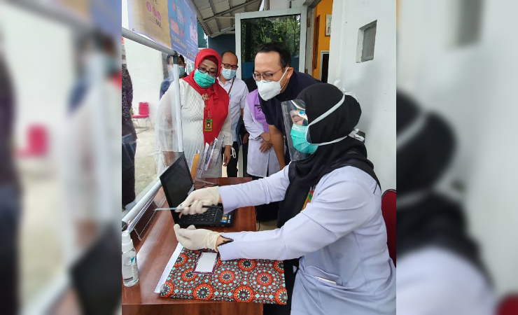 TINJAU | Direktur Utama BPJS Kesehatan Fachmi Idris turun langsung meninjau kegiatan vaksinasi Covid-19 bagi tenaga medis di Puskesmas Merdeka Palembang, pada Rabu (20/01/2021). (Foto: Humas BPJS Kesehatan)
