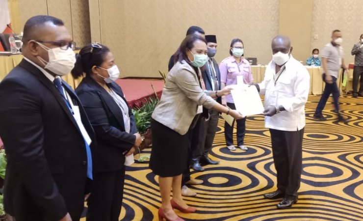 SERAHKAN - Ketua KPU Merauke Theresia Mahuze menyerahkan dokumen penetapan Bupati dan Wakil Bupati Merauke.