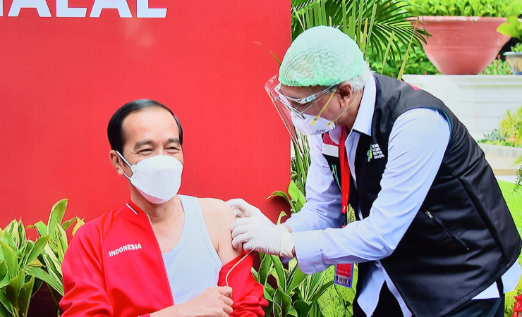 Presiden Jokowi bersama vaksinator Abdul Muthalib sesaat setelah menerima vaksin COVID-19 dosis kedua, di Istana Kepresidenan, Jakarta. (Foto: Humas/Jay)