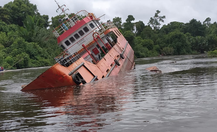 TENGGELAM | Kapal LCT yang mengangkut BBM bersubsidi tenggelam di perairan Kabupaten Asmat. (Foto: Ist)