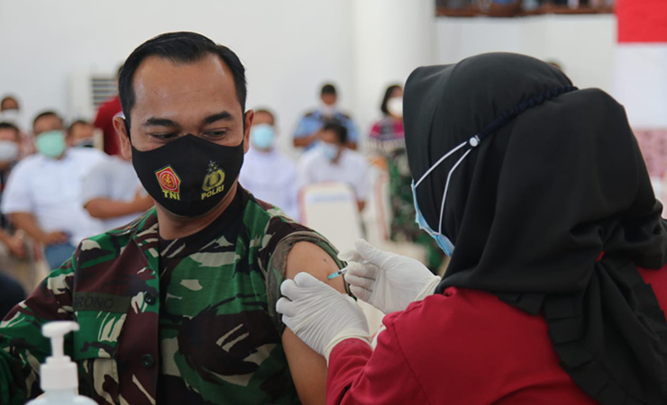 SUNTIK | Letkol Pnb Surono menerima vaksin Covid-19