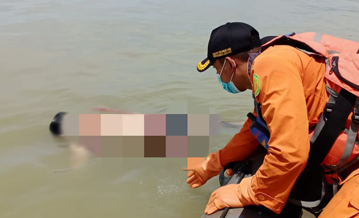 JASAD KORBAN | Tim SAR menemukan jasad korban yang mengambang di Sungai Kumb, Merauke, Papua, Jumat (8/1/2021). (Foto: Humas SAR Merauke)
