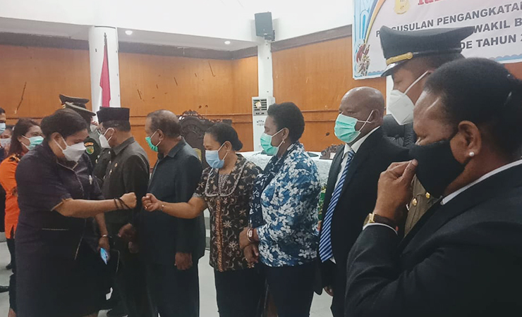 UCAPAN - Ketua dan Anggota DPRD Supriori saat mengucapkan selamat kepada Yang Imbab dan Nicho Ronsumbre sebagai Bupati dan Wabup terpilih. (Foto: Ist/SP)