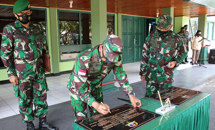 TANDATANGAN | Danrem 173/PVB Brigjen TNI Iwan Setiawan saat menandatangani prasasti. (Foto: Penrem 173/PVB)
