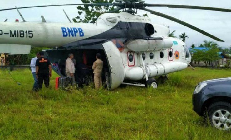 MENDARAT DARURAT | Helikopter tujuan Timika mendarat darurat di Lapangan Sepak Bola Kampung Benyom Jaya I Distrik Nimbokrang. (Foto: Ist)