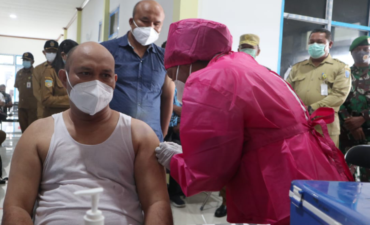 VAKSINASI | Asisten III Setda Asmat, Syamsul Agas saat disuntik vaksin Covid-19. (Foto: Fagi/SP)