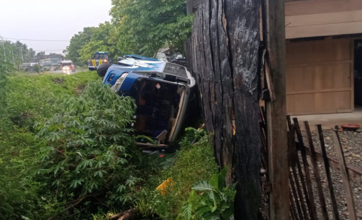 BUS - Satu unit bus warna biru putih terguling dan masuk di parit. (Foto : Ist/ SP