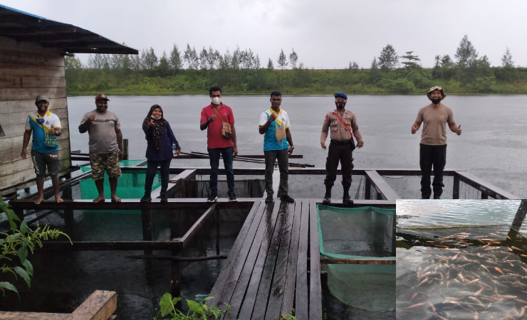 FOTO | Pengurus DPD KNPI Mimika foto bersama usai menggelar evaluasi di kelompok binaan budidaya ikan air tawar. (Foto: Ist/SP)