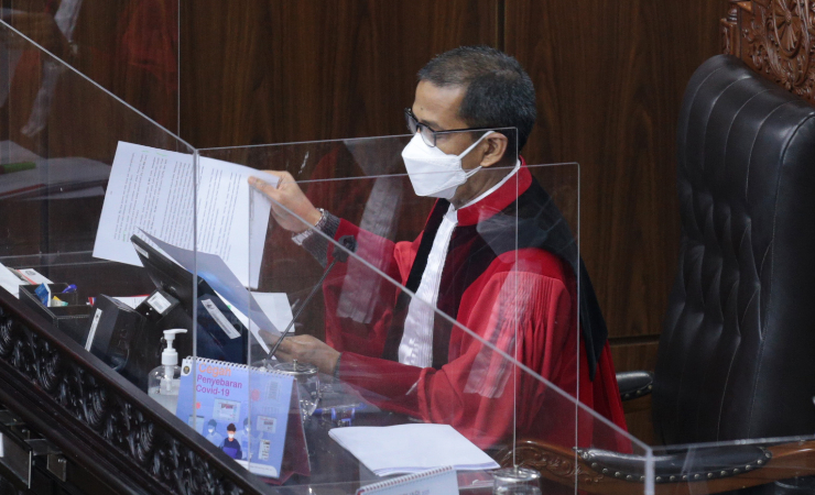 BACAKAN | Hakim Konstitusi Saldi Isra membacakan pertimbangan hukum saat Sidang Pengucapan Putusan Perselisihan Hasil Pemilihan Bupati Asmat, pada Rabu (17/02) di Ruang Sidang MK. Foto: Humas MK/Ist).