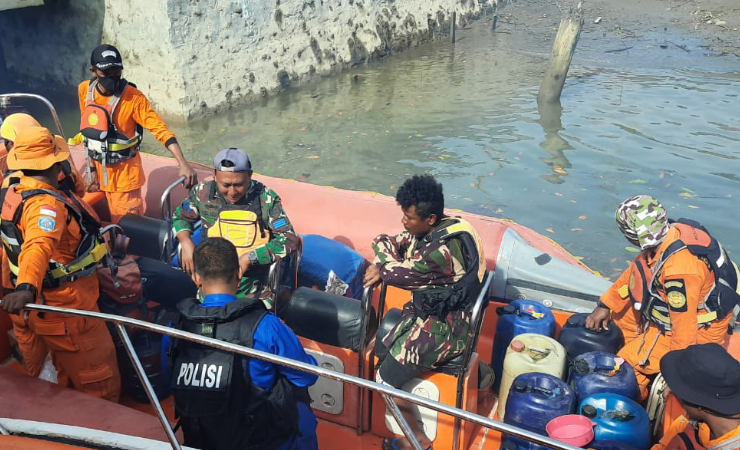 BERANGKAT | Rescuer Kantor Pencarian dan Pertolongan Timika, TNI AL dan Pol Airud sebelum berangkat ke lokasi kejadian. (Foto: SAR Timika/Seputarpapua)