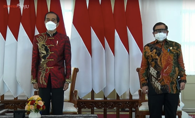 Presiden Jokowi didampingi Seskab Pramono Anung menghadiri Perayaan Imlek Nasional Tahun 2021, secara virtual dari Istana Kepresidenan Bogor, Jawa Barat, Sabtu (20/02/2021). (Sumber: Tangkapan Layar YouTube Sekretariat Presiden)