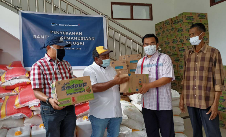 SERAHKAN | Penyerahan bantuan dari PTFI kepada pihak Keuskupan. (Foto: Kristin Rejang/Seputarpapua(