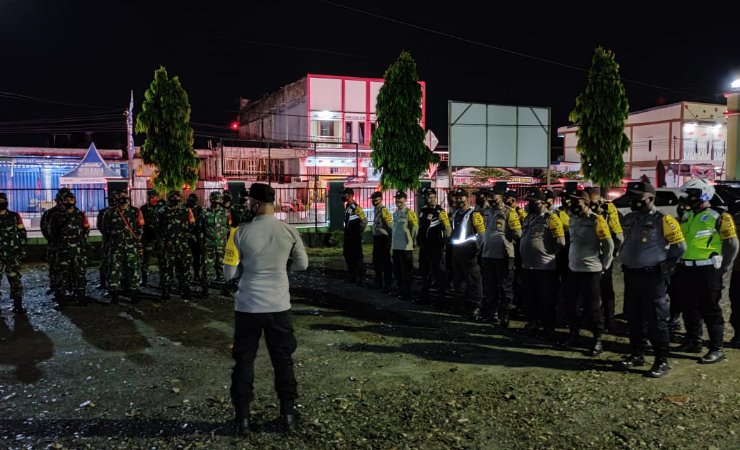 APEL | Kabag Ops Polres Mimika, AKP Dionisius VDP Helan pimpin apel bersama Bhabinkamtibmas dan Babinsa untuk pengamanan bersama masyarakat di Pos PEKA. (Foto: Saldi/Seputarpapua)