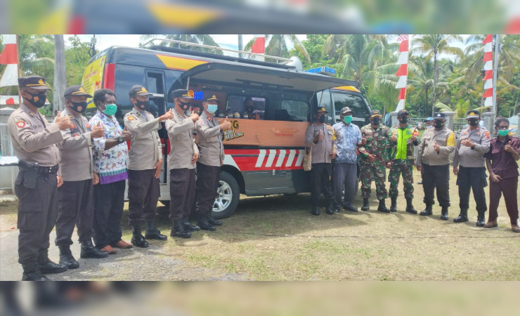 FOTO BERSAMA | Jajaran Polres Biak Numfor berfoto bersama dengan pewakilan TNI, dan masyarakat di mobil kopi keliling. (Foto: Viona Sihasale)