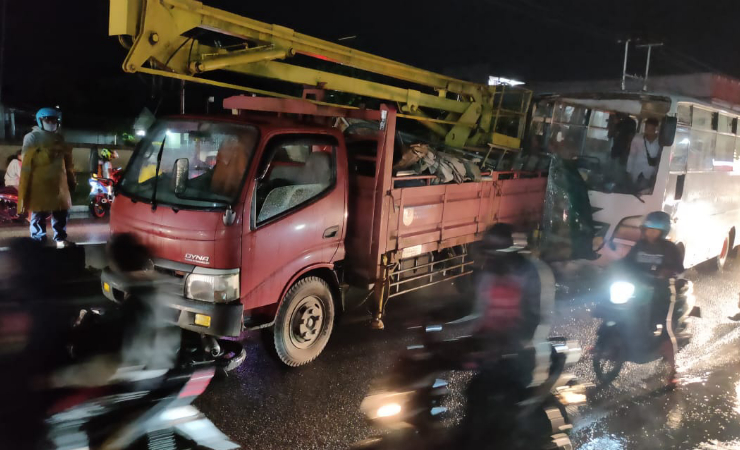 TABRAKAN | Bus menabrak truk yang parkir di median jalan saat sedang pengerjaan lampu jalan. (Foto: Saldi/Seputarpapua)