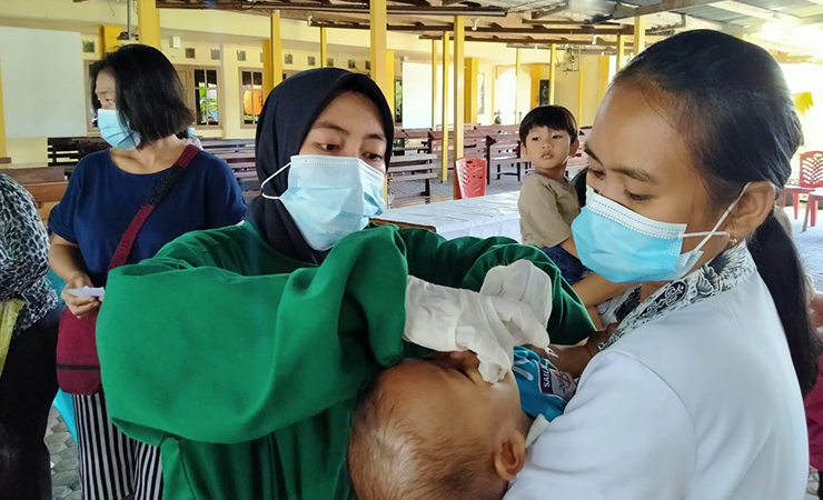 IMUNISASI | Pemberian vitamin A oleh petugas kesehatan di Posyandu. (Foto: Anya Fatma/SP)