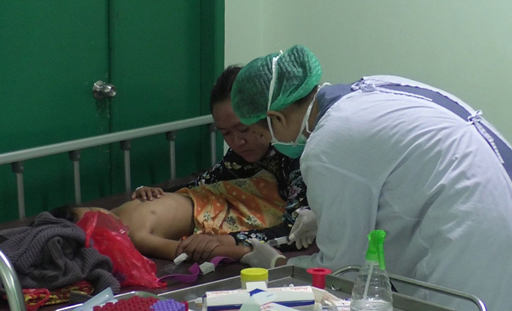 TANGANI | Pihak medis di RSMM Caritas menangani pasien anak-anak yang keracunan makanan. (Foto: Aditra/Seputarpapua)